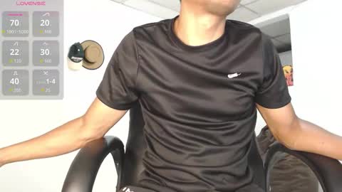 Snapshot of aaronblack1_ chatting on 09-30-25, 01:10 Heyy my name is Aaron online show from 09-30-25, 01:10