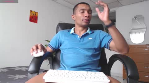 Snapshot of aaronblack1_ chatting on 11-30-25, 02:43 Heyy my name is Aaron online show from 11-30-25, 02:43