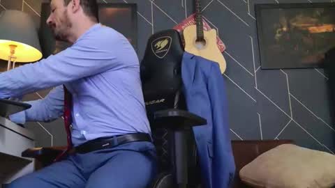 Snapshot of aaronbomer chatting on 12-22-25, 02:19 Aaron online show from 12-22-25, 02:19