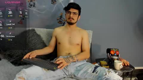 Snapshot of aaronfuentes7 chatting on 10-11-25, 06:39 aaronfuentes7 online show from 10-11-25, 06:39