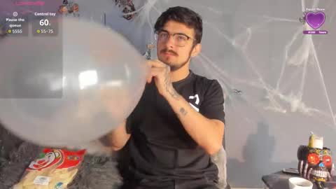 Snapshot of aaronfuentes7 chatting on 10-19-25, 01:56 aaronfuentes7 online show from 10-19-25, 01:56