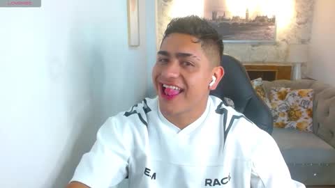 Snapshot of aaronn_12 chatting on 09-12-25, 12:05 Aaron online show from 09-12-25, 12:05