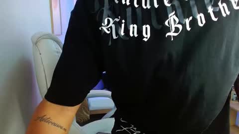 Snapshot of aaronn_12 chatting on 12-03-25, 11:19 Aaron online show from 12-03-25, 11:19