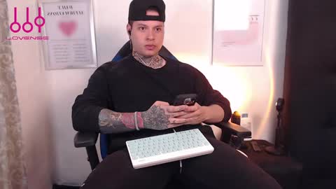 Snapshot of aaronsmith2_ chatting on 12-05-24, 04:53 aaronsmith2_ online show from 12-05-24, 04:53