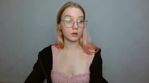 Abby Lovense is active online show from 01-04-25, 09:21