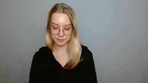 Abby Lovense is active online show from 01-28-25, 01:05