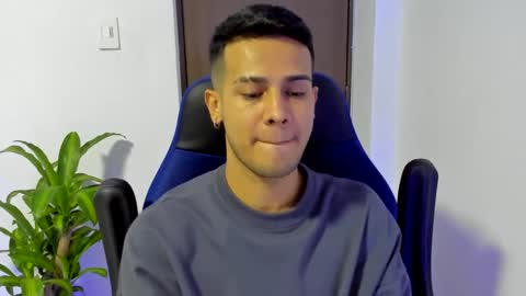 Independence model AbelAsburgo online show from 03-07-25, 11:49