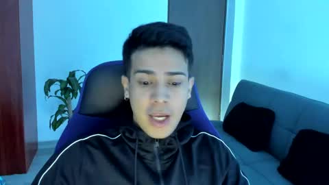 Independence model AbelAsburgo online show from 11-17-25, 12:49