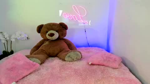 Snapshot of abellaconnor chatting on 01-28-25, 08:58 Abella and Kendra online show from 01-28-25, 08:58