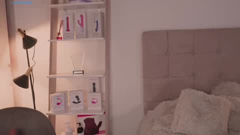 Snapshot of abellacroft chatting on 12-17-24, 03:28 Abella online show from 12-17-24, 03:28