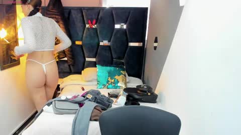 Abril Fox online show from 04-15-26, 09:04