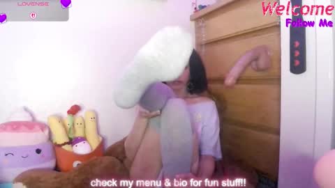 Peach online show from 11-22-25, 02:43