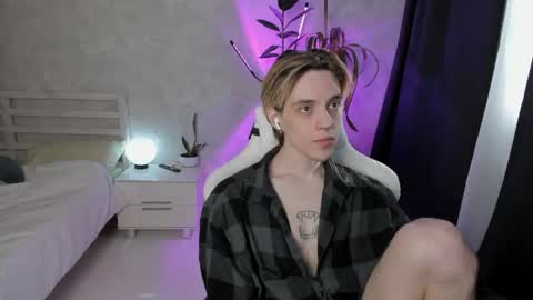 Snapshot of abslut chatting on 05-19-26, 02:01 Nick online show from 05-19-26, 02:01