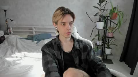 Snapshot of abslut chatting on 05-22-26, 12:00 Nick online show from 05-22-26, 12:00