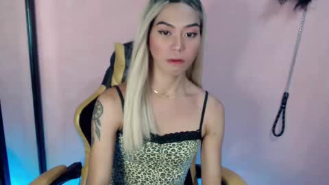 Snapshot of absolutelyselfsucker69 chatting on 02-24-25, 06:49 Miss Sophie online show from 02-24-25, 06:49