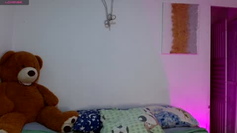 Snapshot of adams_niki chatting on 02-09-25, 03:00 ADAMS Y NIKI online show from 02-09-25, 03:00