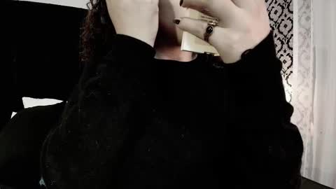 Snapshot of adeelinee chatting on 10-27-25, 07:51 Ade online show from 10-27-25, 07:51