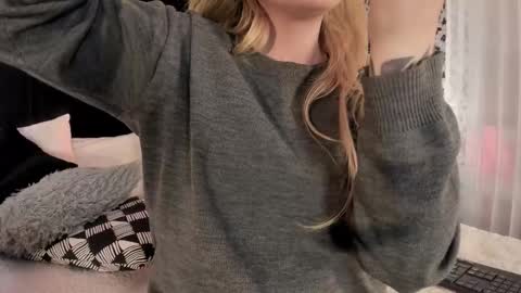 Snapshot of adeelinee chatting on 11-20-25, 07:57 Ade online show from 11-20-25, 07:57