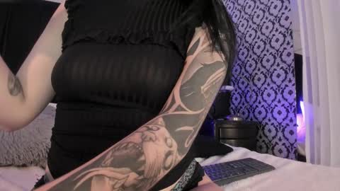 Snapshot of adeelinee chatting on 11-26-25, 07:59 Ade online show from 11-26-25, 07:59