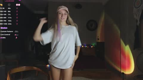 Snapshot of adelelyv chatting on 02-06-25, 03:09 Adele online show from 02-06-25, 03:09