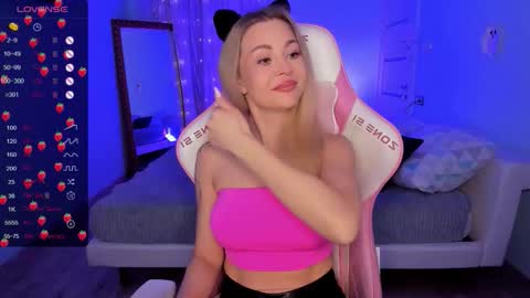 Snapshot of adeleroberts chatting on 12-04-25, 02:10 Adele online show from 12-04-25, 02:10