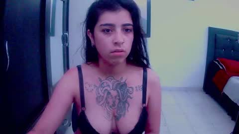Snapshot of adri_gomez1 chatting on 10-13-25, 06:46 online show from 10-13-25, 06:46