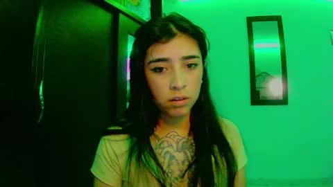 Snapshot of adri_gomez1 chatting on 10-16-25, 02:01 online show from 10-16-25, 02:01