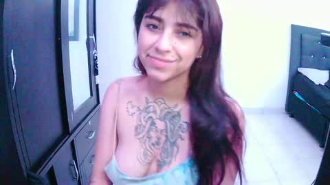 Snapshot of adri_gomez1 chatting on 10-18-25, 08:15 online show from 10-18-25, 08:15