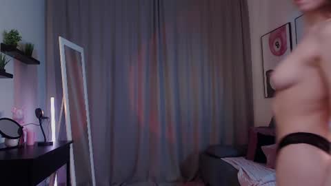 Snapshot of adria_arjona chatting on 06-25-26, 05:12 Eva online show from 06-25-26, 05:12