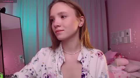 Snapshot of adria_arjona chatting on 07-17-26, 01:12 Eva online show from 07-17-26, 01:12
