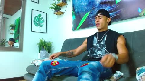 Snapshot of adrian_rae chatting on 01-10-25, 11:43 online show from 01-10-25, 11:43