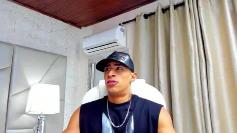 Snapshot of adrian_rae chatting on 01-20-25, 11:35 online show from 01-20-25, 11:35