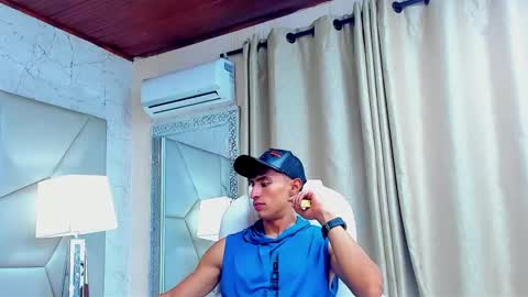 Snapshot of adrian_rae chatting on 01-25-25, 12:05 online show from 01-25-25, 12:05