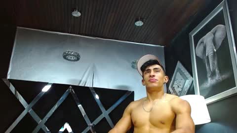 Snapshot of adrian_rae chatting on 01-28-25, 02:53 online show from 01-28-25, 02:53