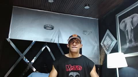 Snapshot of adrian_rae chatting on 01-29-25, 12:02 online show from 01-29-25, 12:02