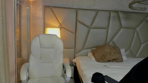 Snapshot of adrian_rae chatting on 10-04-25, 11:52 online show from 10-04-25, 11:52