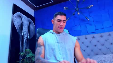 Snapshot of adrian_rae chatting on 11-05-25, 12:54 online show from 11-05-25, 12:54