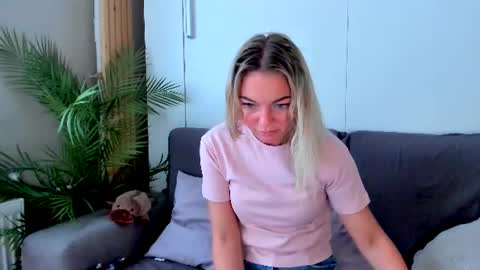 Snapshot of adriana_coy_ chatting on 07-26-26, 01:40 Adriana online show from 07-26-26, 01:40