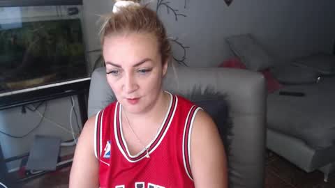 Adriana Paredes  online show from 02-04-25, 01:06