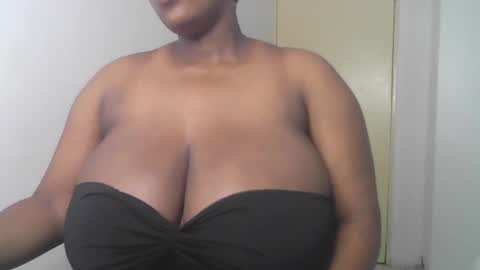 Snapshot of africanbusty chatting on 12-14-24, 03:36 ONLYFAN-Africanbusty online show from 12-14-24, 03:36