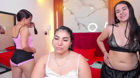 Snapshot of afroditaandsoffi chatting on 02-28-25, 06:31 Afrodita Chery y Hermione online show from 02-28-25, 06:31