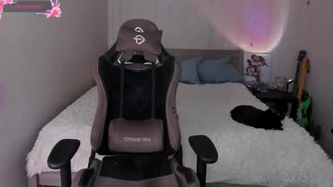 Snapshot of agata_cherry chatting on 11-28-25, 07:22 Eva online show from 11-28-25, 07:22