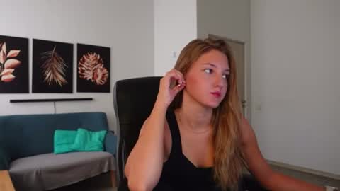 Agelina Lilly Laura online show from 08-04-26, 05:54