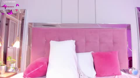 Snapshot of ahincale chatting on 02-11-25, 02:14 AHINOA online show from 02-11-25, 02:14