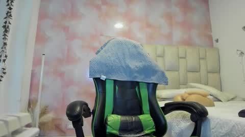 karoline  online show from 11-23-25, 05:35