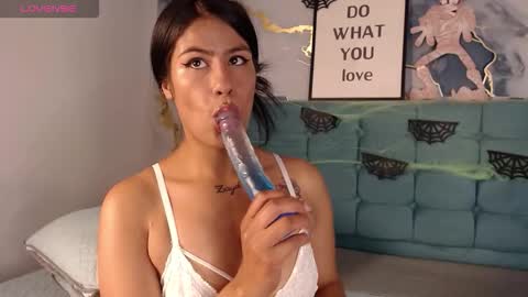 Snapshot of aiilynn_1 chatting on 10-31-25, 04:41 Ailyn online show from 10-31-25, 04:41