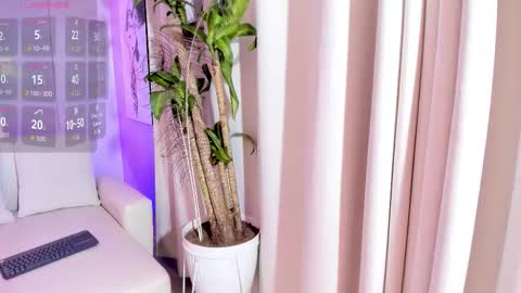 Snapshot of ailee_naughty chatting on 12-19-25, 01:56 online show from 12-19-25, 01:56