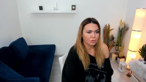 Snapshot of aileen_stone chatting on 01-05-25, 11:37 Aileen online show from 01-05-25, 11:37