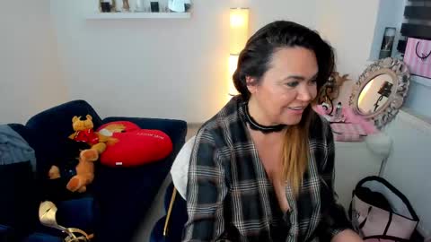 Snapshot of aileen_stone chatting on 02-16-25, 06:43 Aileen online show from 02-16-25, 06:43