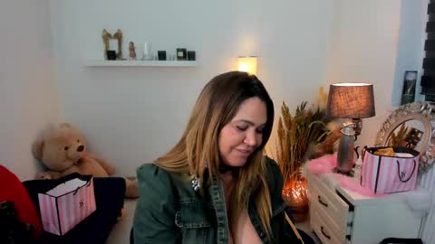 Snapshot of aileen_stone chatting on 02-18-25, 06:26 Aileen online show from 02-18-25, 06:26